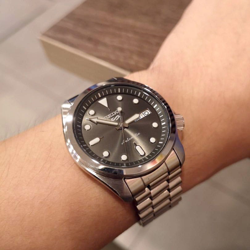 Seiko Seiko 5 Sports SRPE51K1, 5 sports япония мужские часы на браслете нержавеющая сталь боковой вид