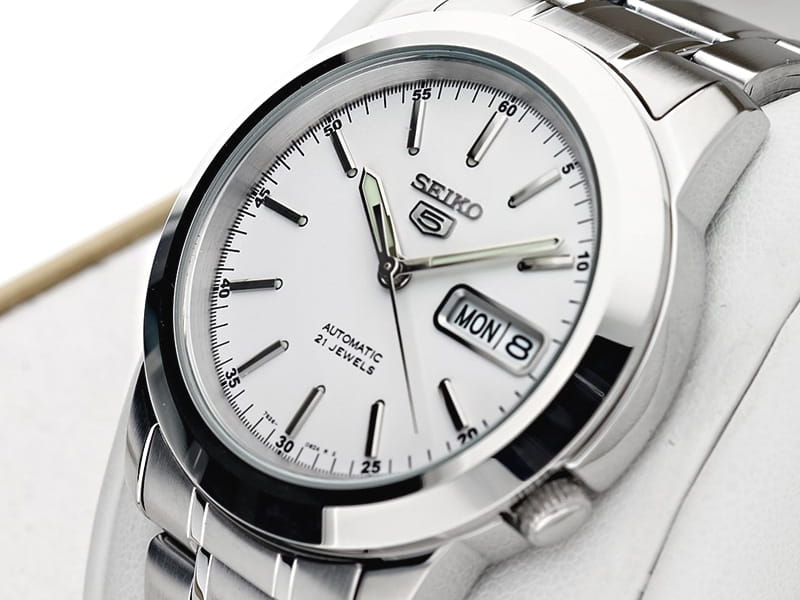 Seiko Seiko 5 Regular SNKE49K1  — детали корпуса и нержавеющая сталь