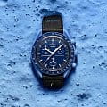 Оригинальные часы Swatch Swatch x Omega Bioceramic Moonswatch Mission to Neptune SO33N100 кварцевые калибр механизма  общий вид