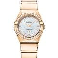 Omega Omega Constellation 131.55.25.60.55.003  13155256055003 кварцевые женские часы  перламутровый циферблат, браслет 18-каратное желтое золото — вид спереди