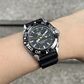 Seiko Seiko 5 Regular SNZB23J2, 5 regular япония мужские часы на браслете резина боковой вид