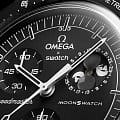 Swatch Swatch x Omega Bioceramic Moonswatch Mission to The Moonphase - New Moon SO33B700 , наручные мужские часы фото под углом