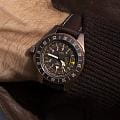 Aviator Aviator Airacobra GMT V.1.37.8.306.4, airacobra швейцария мужские часы на браслете кожаный боковой вид